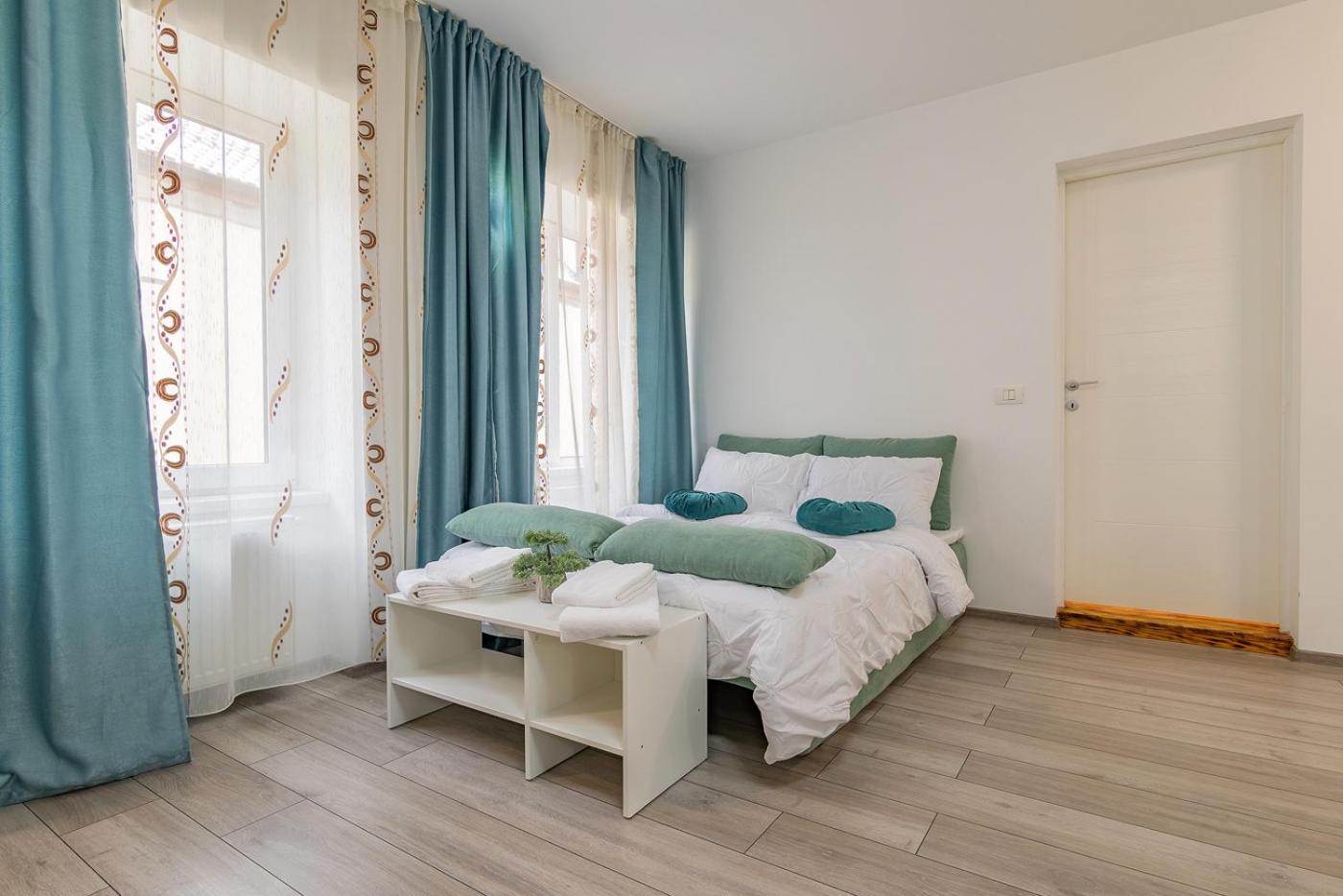 Old Town By Mm Host Apartment Brasov Exterior photo